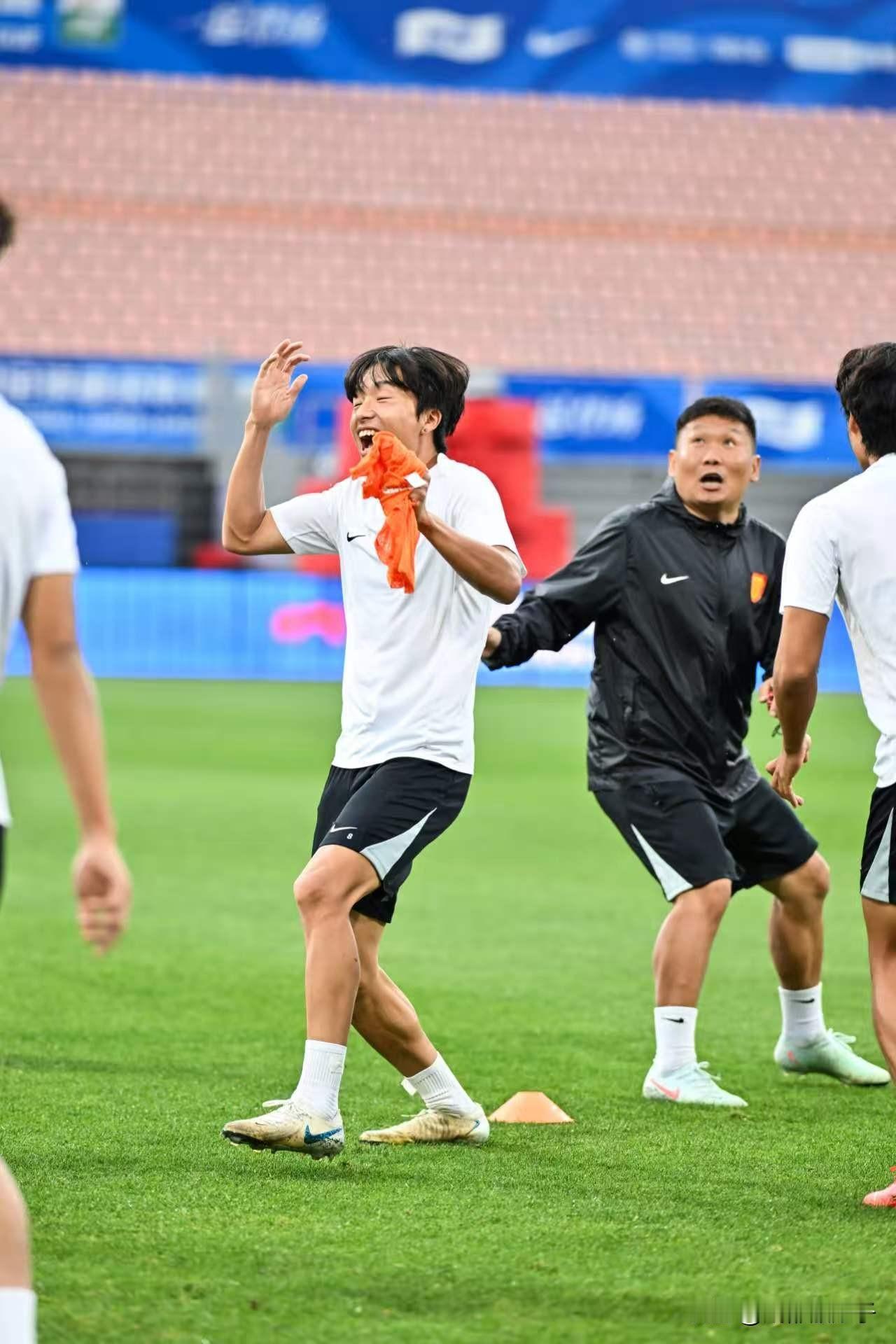 该来的终究是要来的。
就在我们以为米特里策拉头发事件以米特里策收到中足联重磅罚单