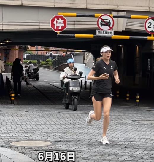 有网友在上海街头偶遇谷爱凌，这么热的天，她没有逛街，也没有吃美食，更没有参加活动