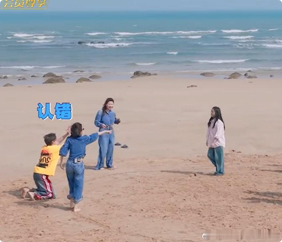 王鹤棣向沈月道歉亲爱的客栈别人是玩躲避球，王鹤棣是专砸沈月，杀熟也太明显了 