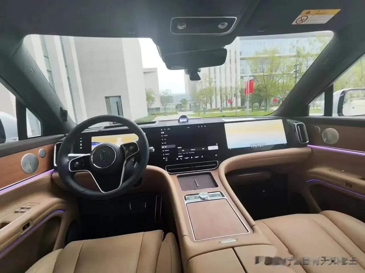 华为问界M9内饰，同档次车天花板了，你同意吧？