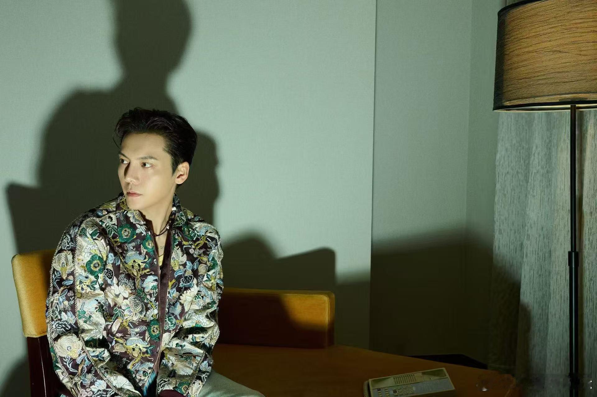 陈伟霆音乐节cha了复仇摇 陈伟霆音乐节舞台太绝了！完美驾驭复仇摇热舞，动作利落