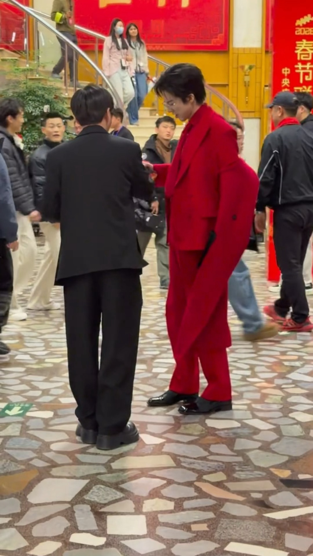 春晚大赏春晚节目单刘宇宁在春晚后台好醒目出众，一身红的宽肩窄腰大高个帅哥