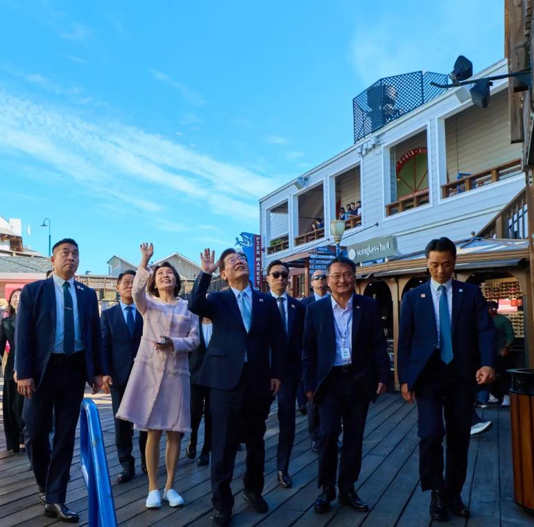 韩国第一夫人金惠景穿粉衣小白鞋，太减龄啦！7月25日金惠景夫人和李在明现身旧金山