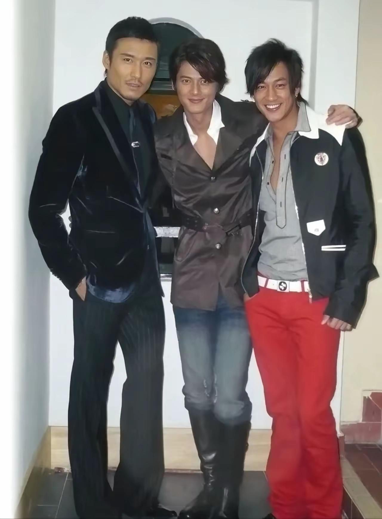 三位俊朗男士同框合影，左侧第一位是名模胡兵，他身形挺拔，面容英气，余下两位男士也