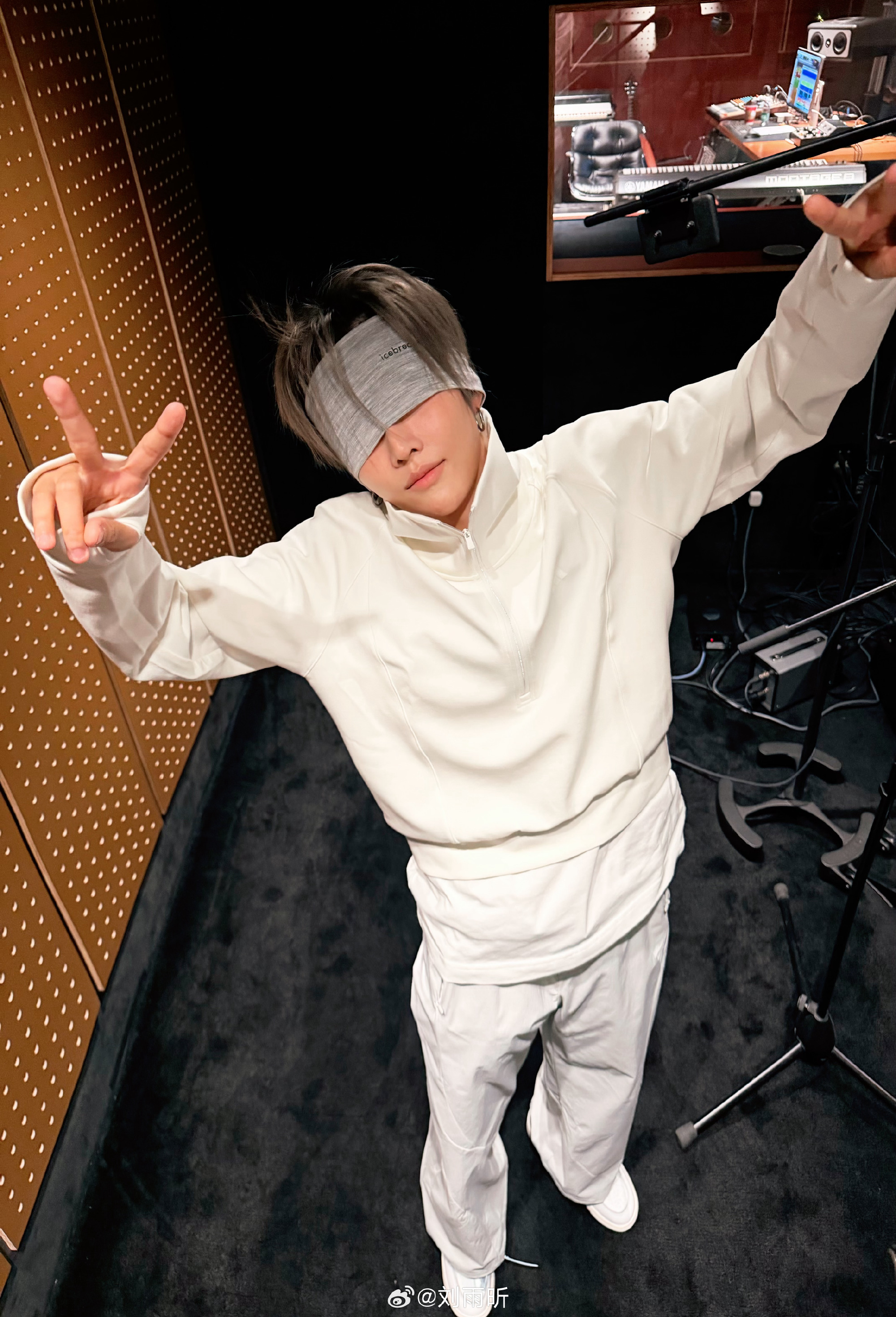 刘雨昕｜出发伦敦，即将亮相奢牌肯迪文百年大秀，首位全球品牌大使就是这么松弛啦👏