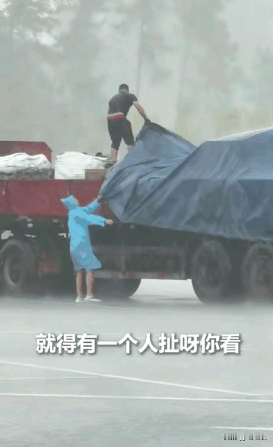 “该出手时就出手！”重庆，高速上突降大暴雨，夫妻俩就把车开到服务区打算等雨小了再
