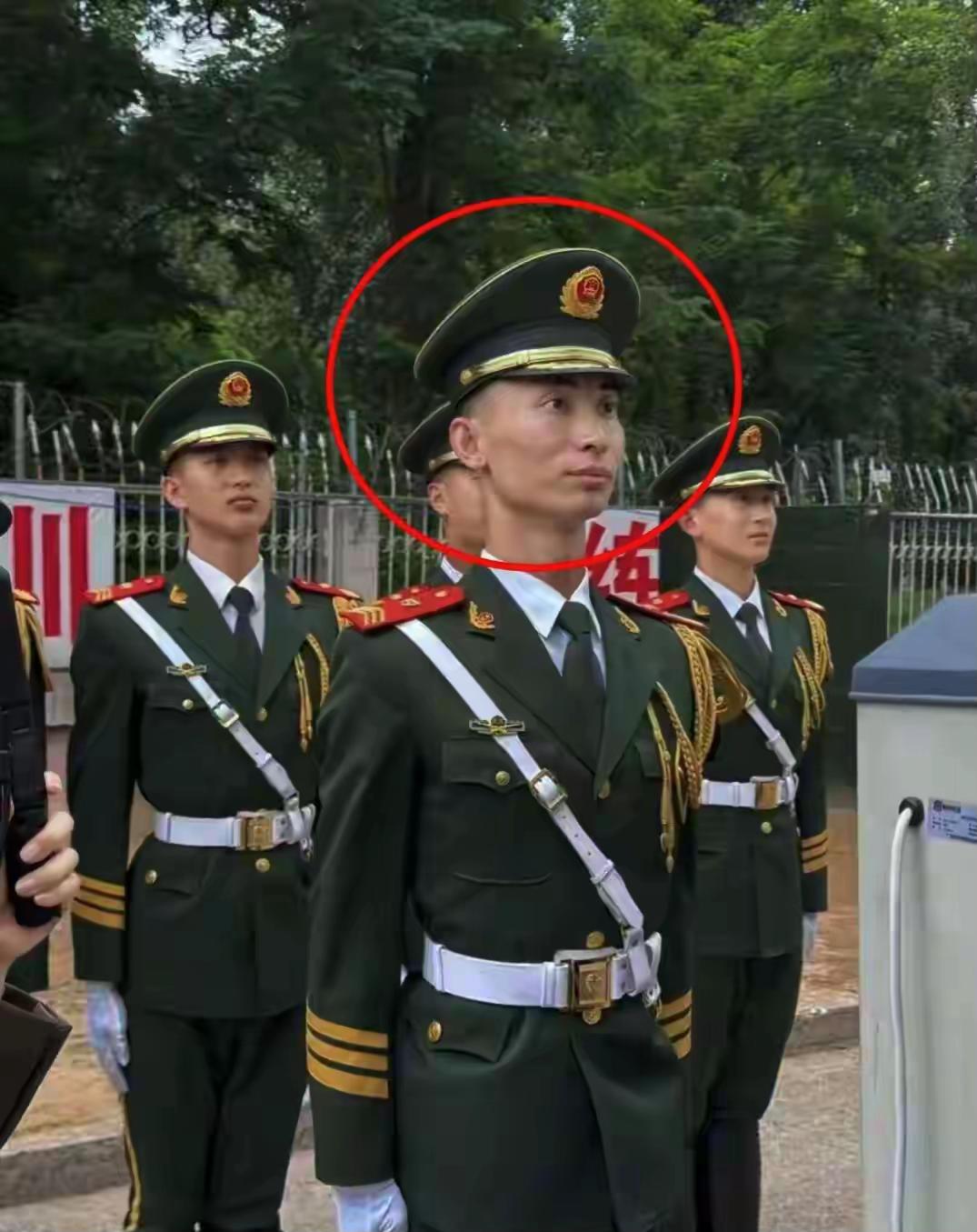 在特朗普“空军一号”前岿然不动的执勤礼兵找到了…

这位在特朗普专机前站得笔挺、