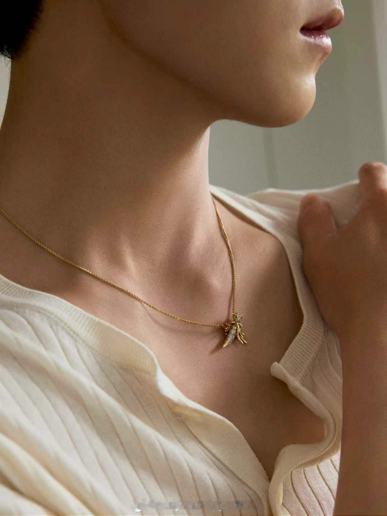 小林李昀锐出镜Tiffany全新宣传大片，蒂芙尼品牌大使佩戴“石上鸟”精品珠宝系