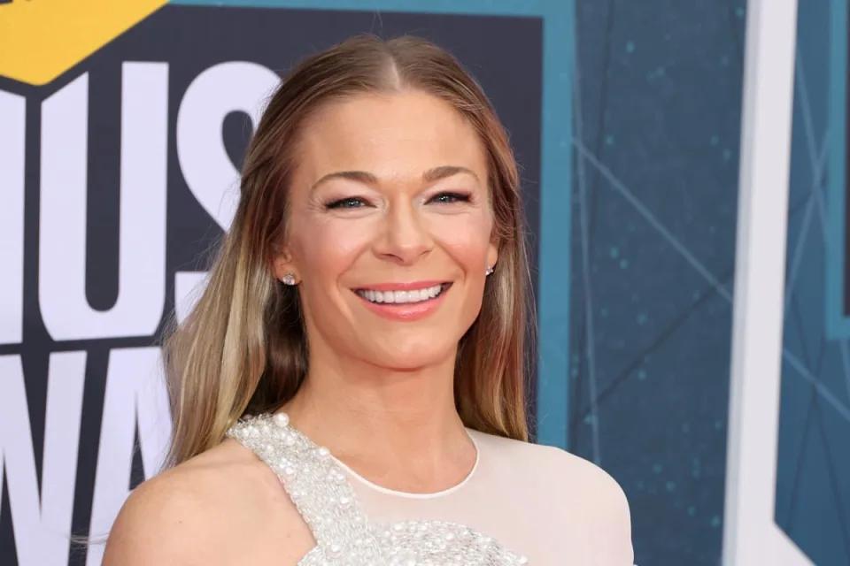 LeAnn Rimes 在夏威夷为这张宁静的 Instagram 新照片摆姿势。