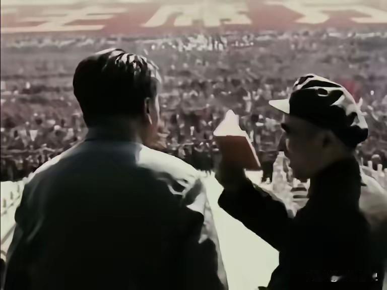这张珍贵合影拍摄于60年代末，两位伟大领袖的一张珍贵背影，他们是最亲密的战友，也