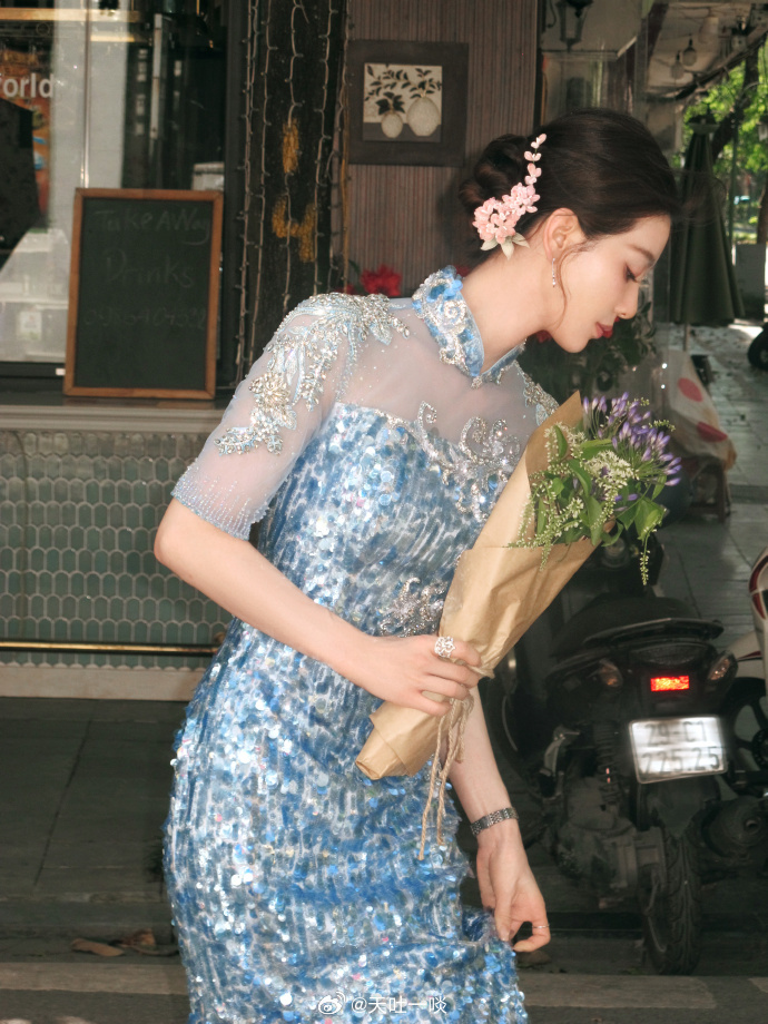 蓝色旗袍、捧花甜笑气质优雅明媚——刘诗诗。每日明星美图分享 现在浪姐 女导演 这