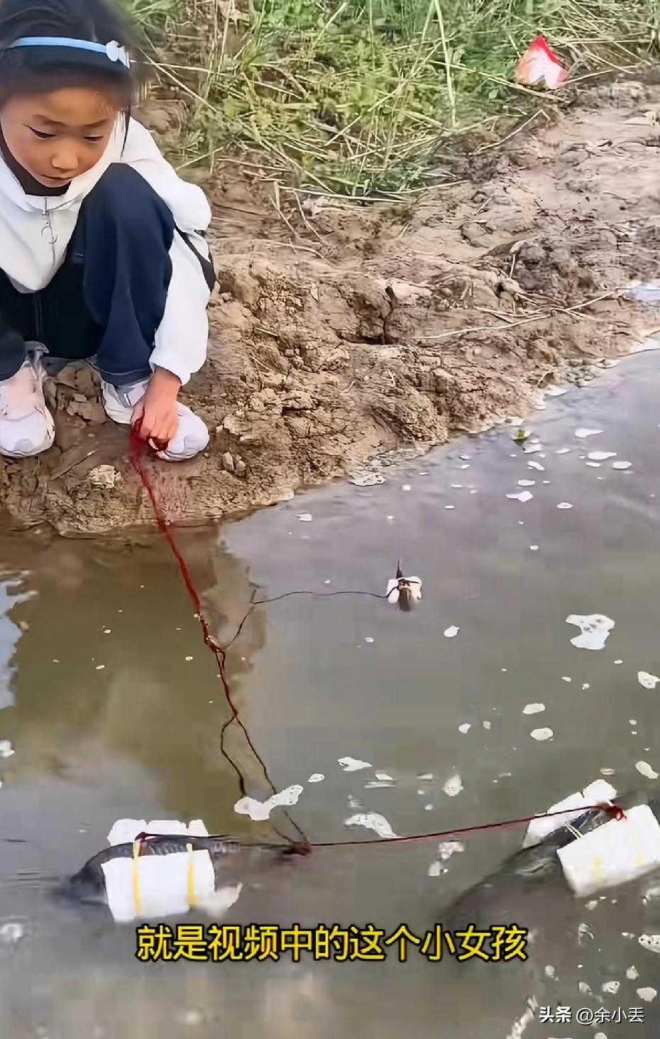 农村女孩靠泥巴走红，没有玩具没有辅导班，却活成了最耀眼的模样
 
在河南农村，有