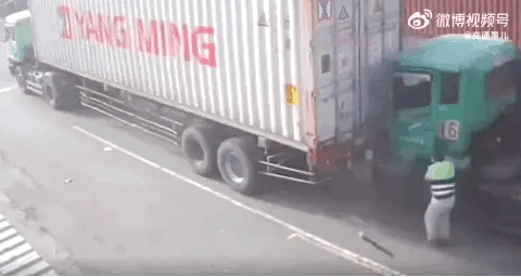 太惨了！两个人站在一辆集装箱货柜车后，准备交接工作，突遭横祸，瞬间一人毙命，被追