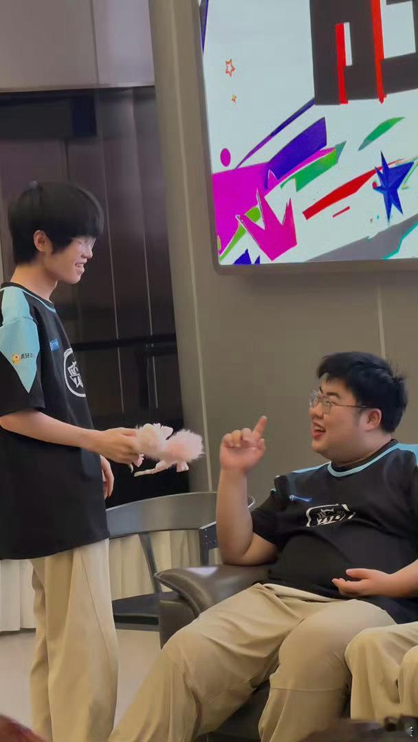不懂事的摆婴儿 有耐心的胖妈妈 ​​​