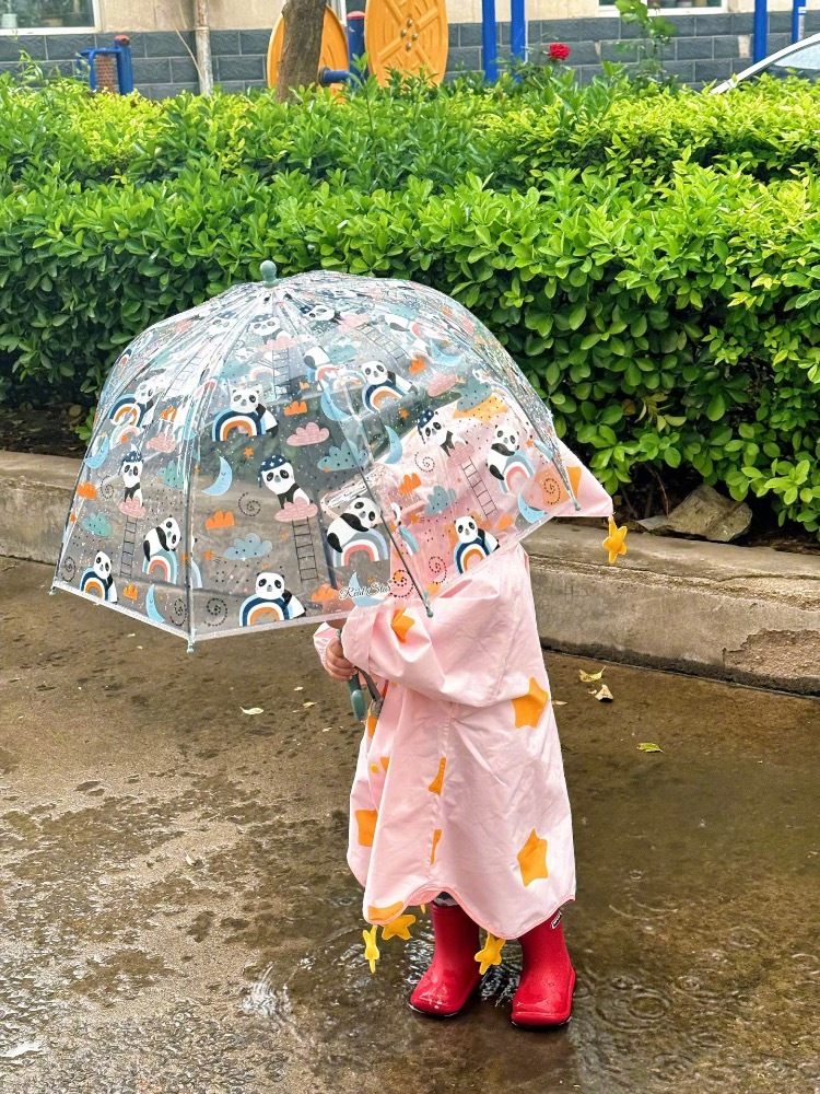 大人都在躲雨只有小朋友才会冲进雨里“做小时候需要的大人”希望你拥有被允许的快乐童
