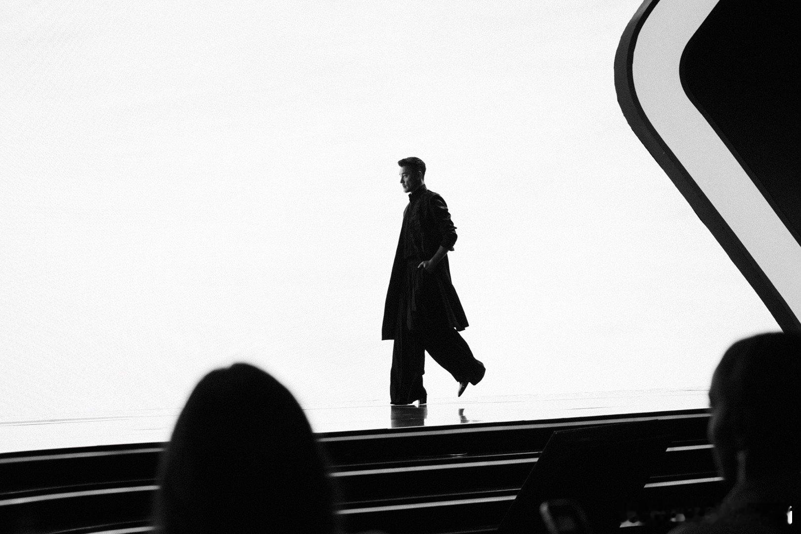 胡兵给阿布扎比上点东方震撼 沙漠为纸，步履为笔！胡兵用一身香云纱西装在阿布扎比写