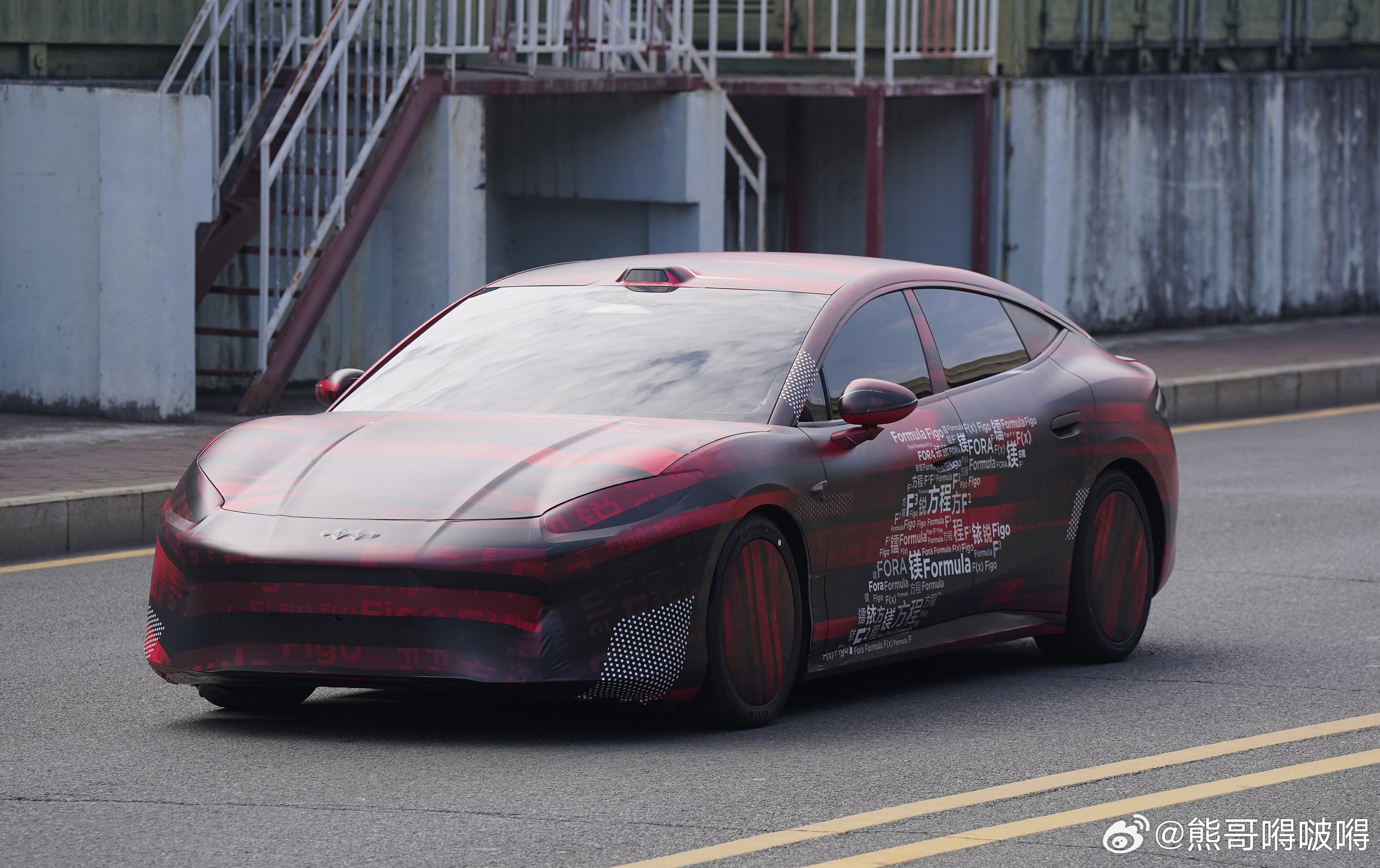 方程豹的首款轿车谍照最近火了！这车一看就不简单，车长超5米，溜背造型配上低趴的车