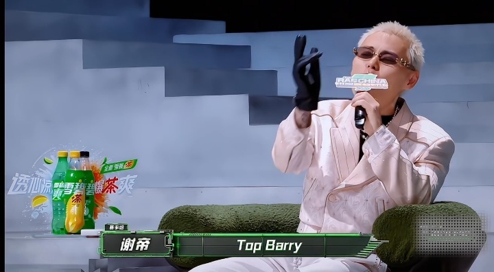 严浩翔问TOP3那刻估计想听谢帝调侃某位老友，结果谢帝说你排第一。他那个捂脸假寐