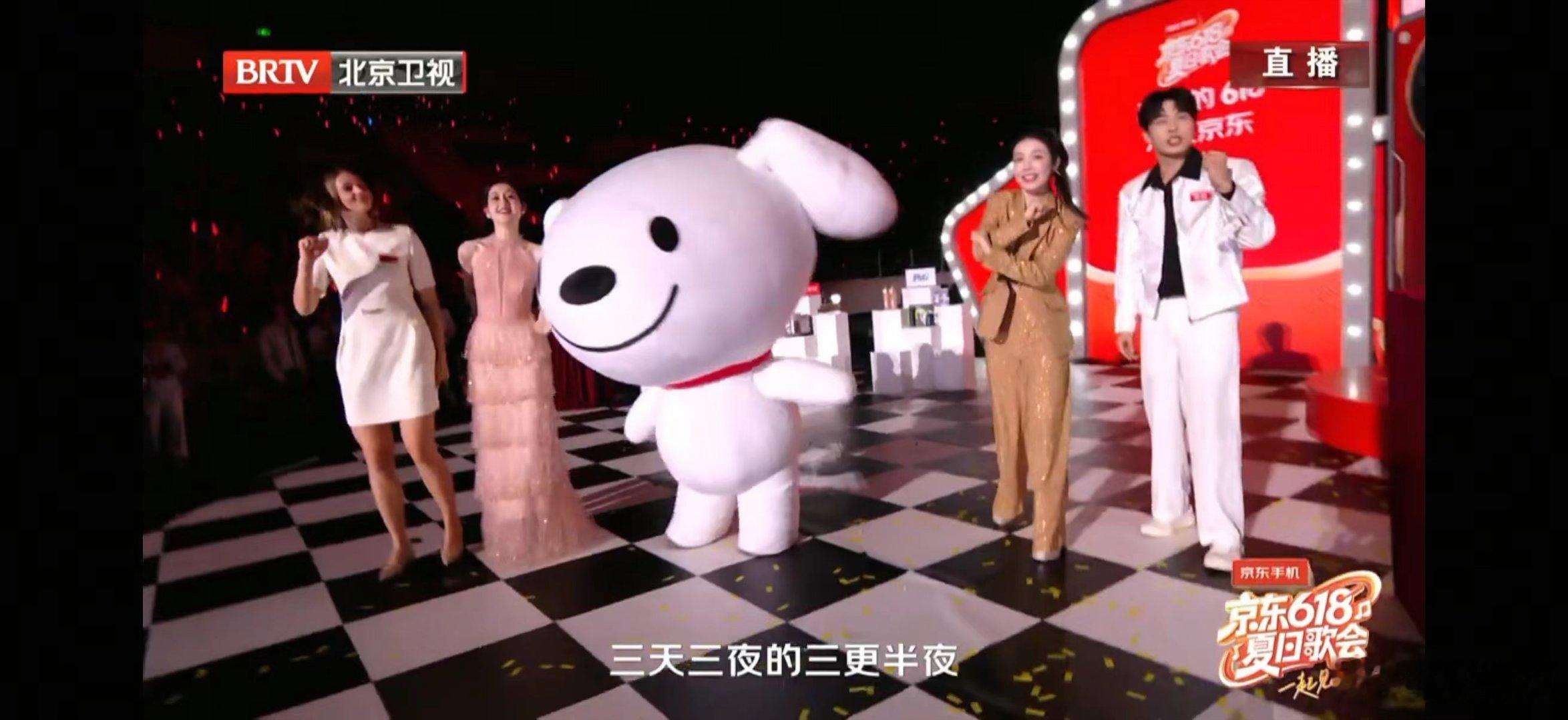 618夏日歌会《三天三夜》前奏一响，我直接从座位上弹起来。荧光棒挥成旋风，旁边的
