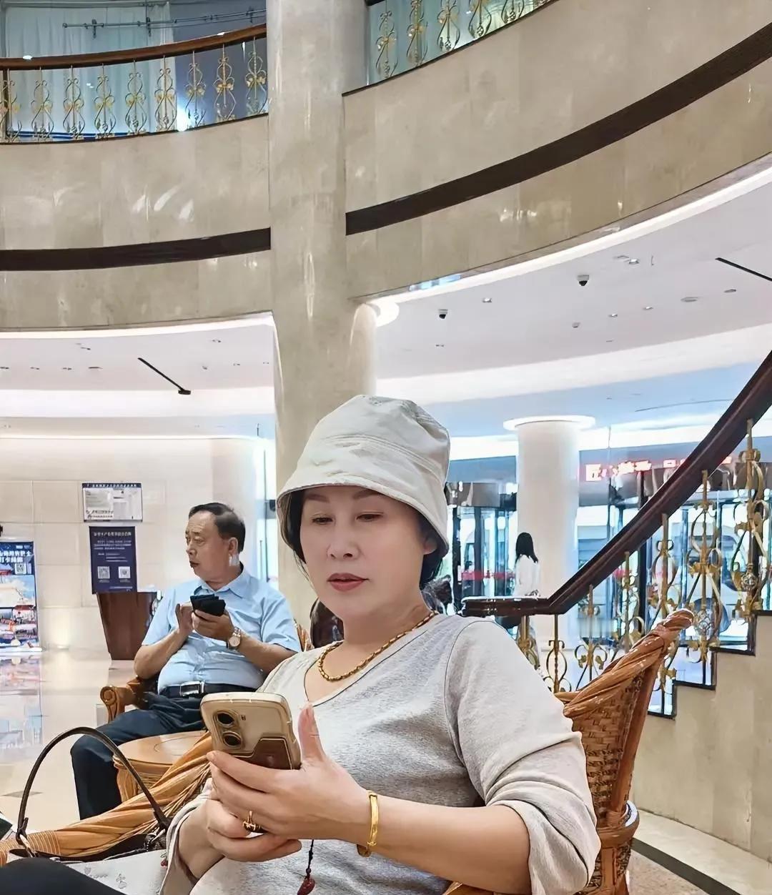 人老了，是靠老公，靠子女还是靠钱我现在努力挣钱，老了靠钱，什么老公孩子其实慢慢都