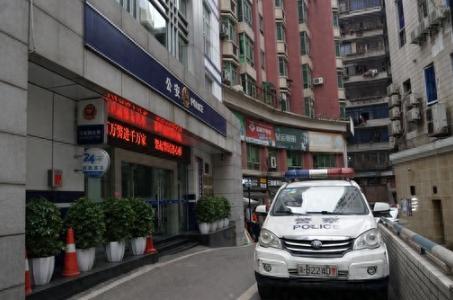 重庆一女子大半夜发现银行卡被刷爆，她不报警不挂失，冲进超市买了袋盐——正是这张小