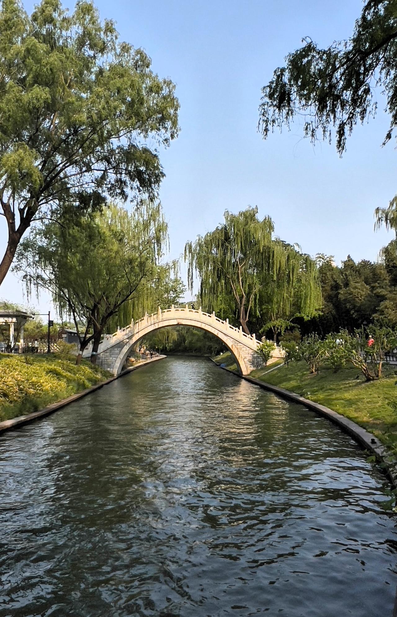 每日一图随手拍春日赏景：静谧的河畔，古桥矗立，绿树成荫，心旷神怡。晒图笔记大赛