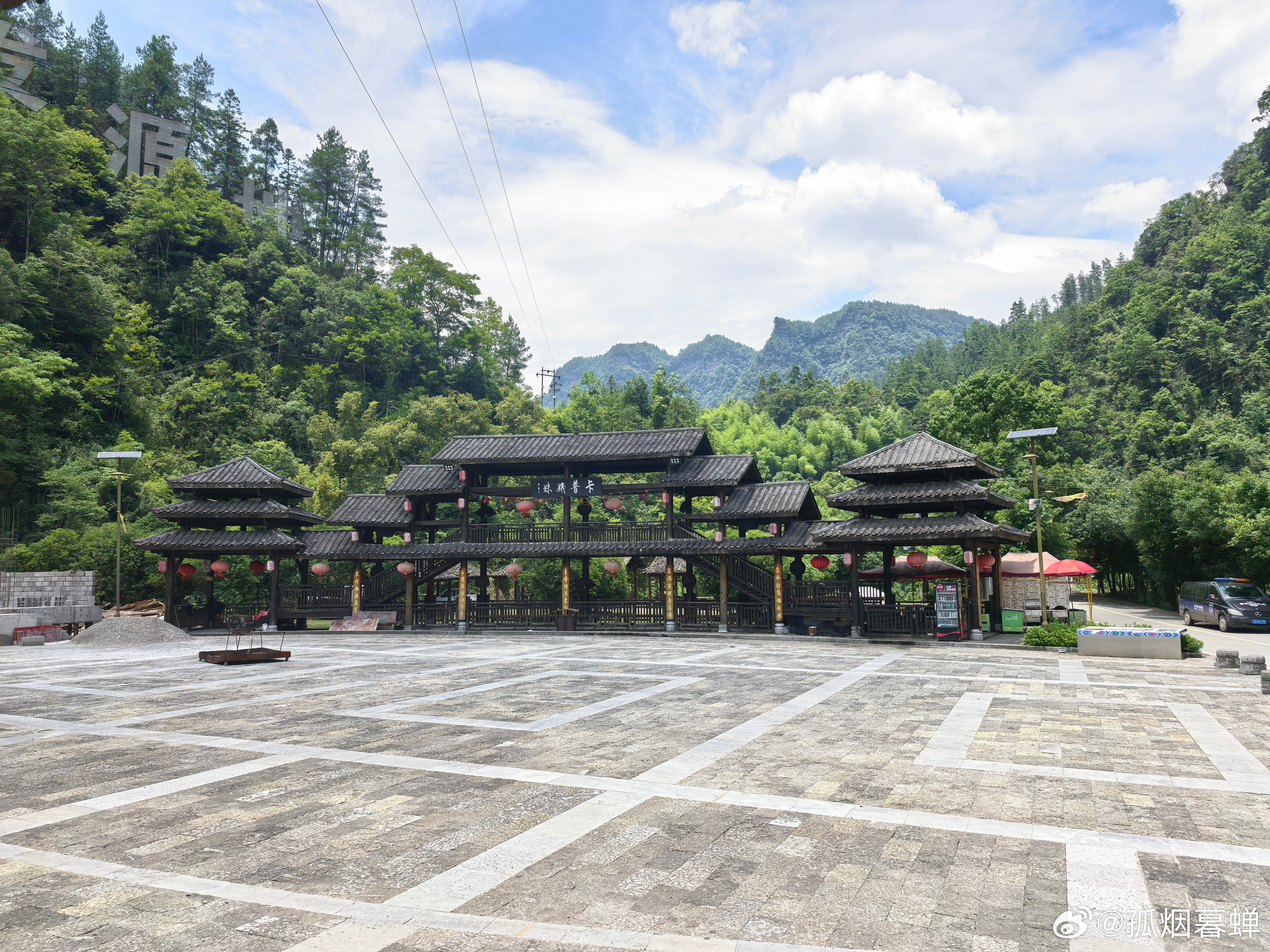 土家十三寨地处小南海镇北部，沿板夹溪逆流而上，从后坝新街附近的学堂湾开始，至板夹