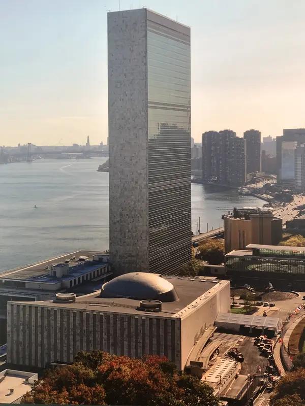 联合国的三大支柱——和平与安全、可持续发展和人权，就像一个鼎的三条腿，缺一不可。