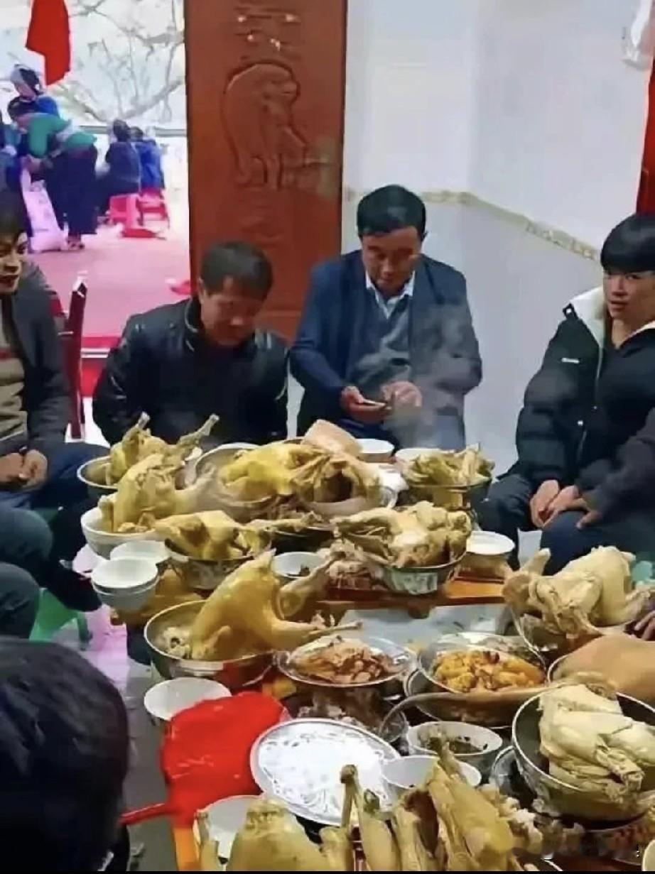 这饭局也太奢侈了，估计请客之人家里是开的养鸡场，才会这么阔气。
正常家庭的酒席，
