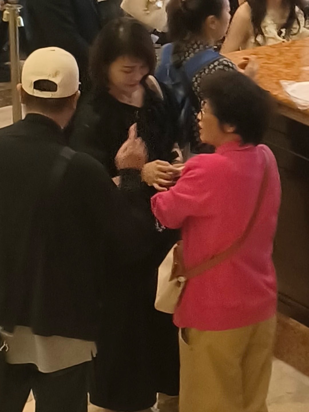 疑似许光汉和周子瑜双方家长一起看 twice 澳门演唱会这是喜事将近了吗？ 