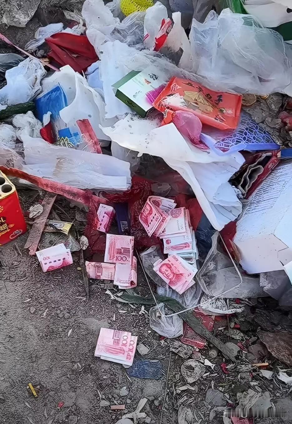 我比较迷信，我一直觉得如果我看到钱不去捡，让它躺地上，钱就会不理我，我就赚不到钱