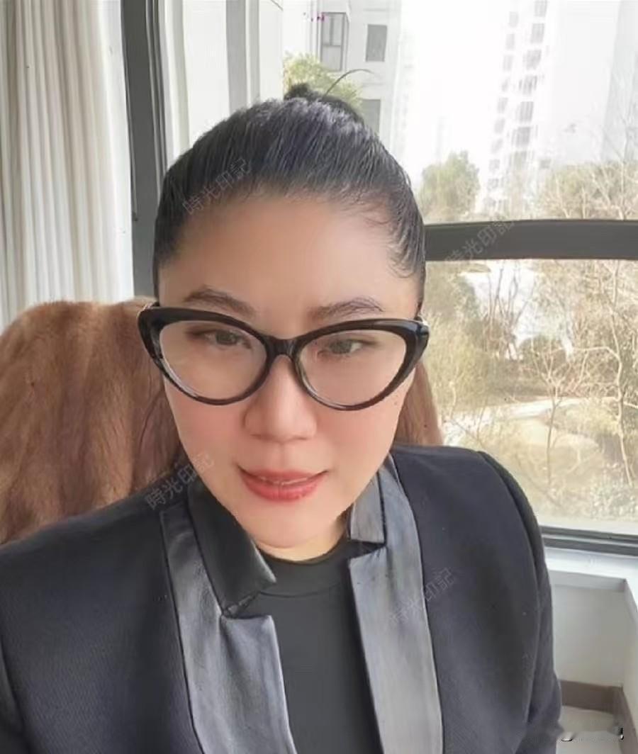关于谢贤前女友CoCo的长相，一直有句话不敢说。

明明五官硬件单看还行，可凑在
