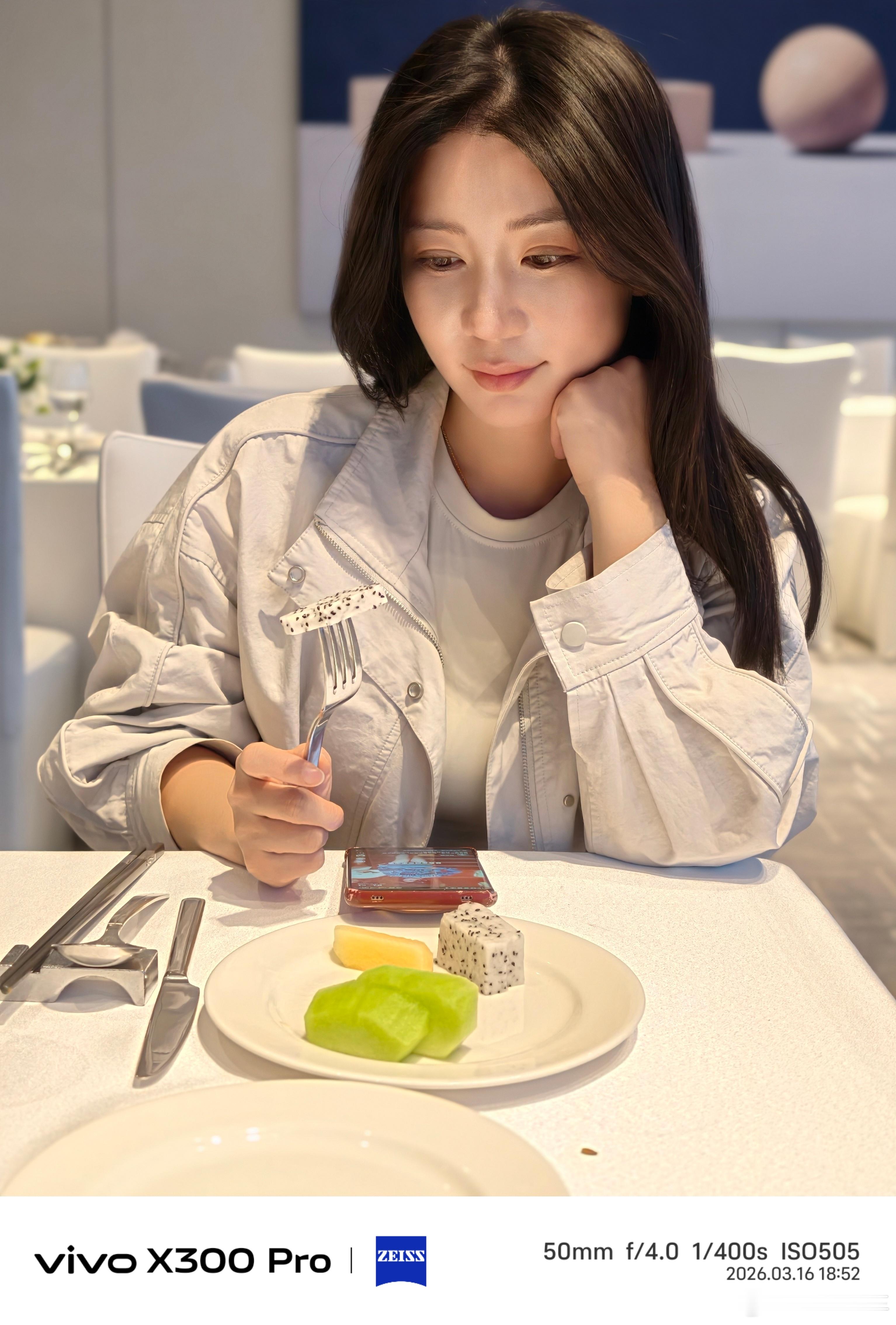 累了 不想出去吃火锅了 在酒店吃也不错 这窗外的山城风景太治愈了 重庆·重庆尼依