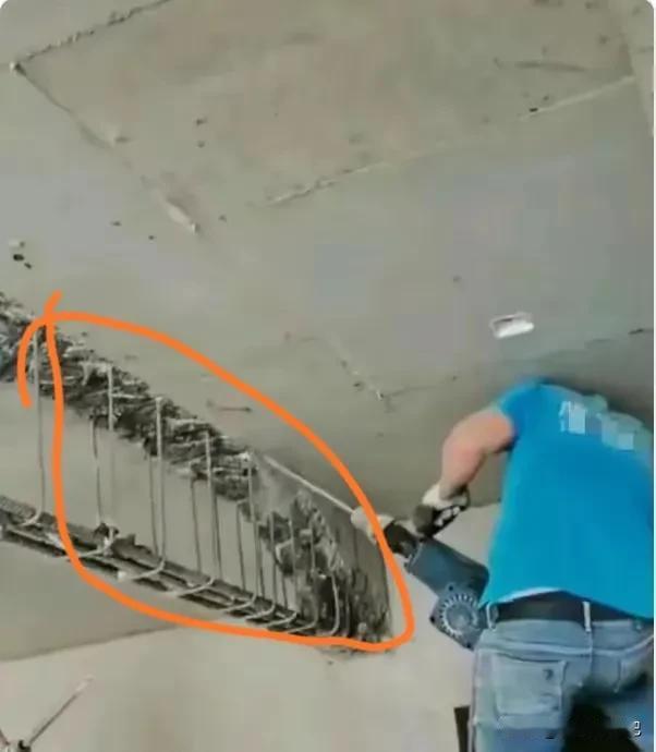 这样的人也太无知无畏了吧，
小区里的一家人装修，
为了增大空间 ，装修人员把横梁