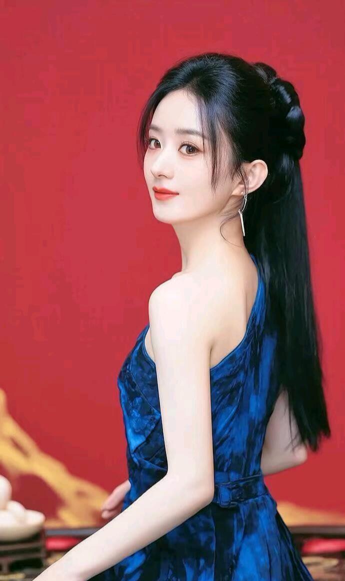 优雅蓝裙少女，红背景下的惊艳之美