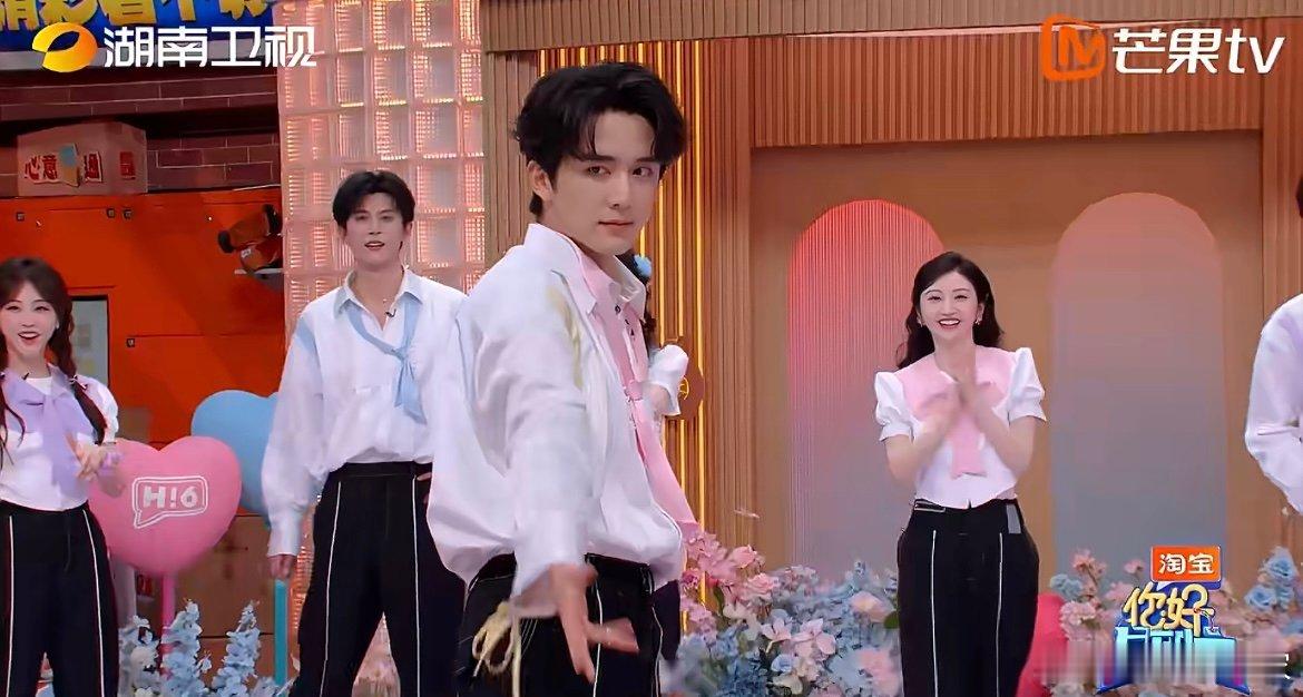 张新成舞担属性藏不住了节奏踩点精准，动作舒展有力，张新成一曲《nobatidao