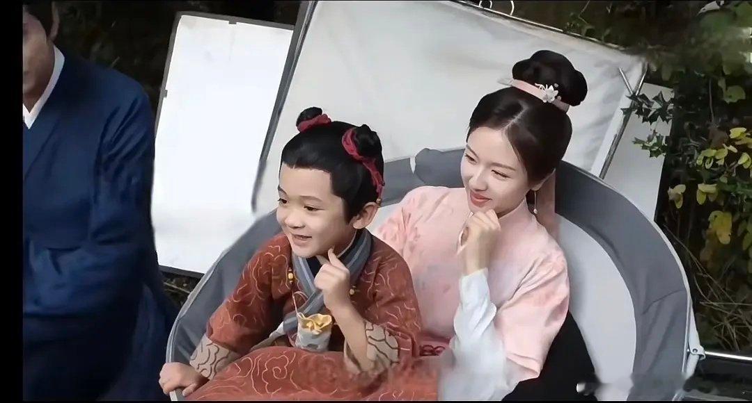 李兰迪这个脸真的好小，和小孩子一样 ​​​