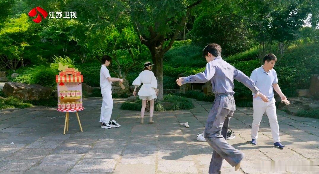陈妍希说夏之光换袜子变猴子了夏之光被地面烫出猴叫 综艺爆笑名场面来袭，夏之光被烫
