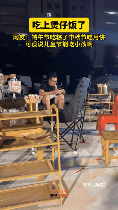 玩手机太投入，错啃宝宝小手
 
夜晚户外休息，这位奶爸窝在椅子上，满心专注盯着手