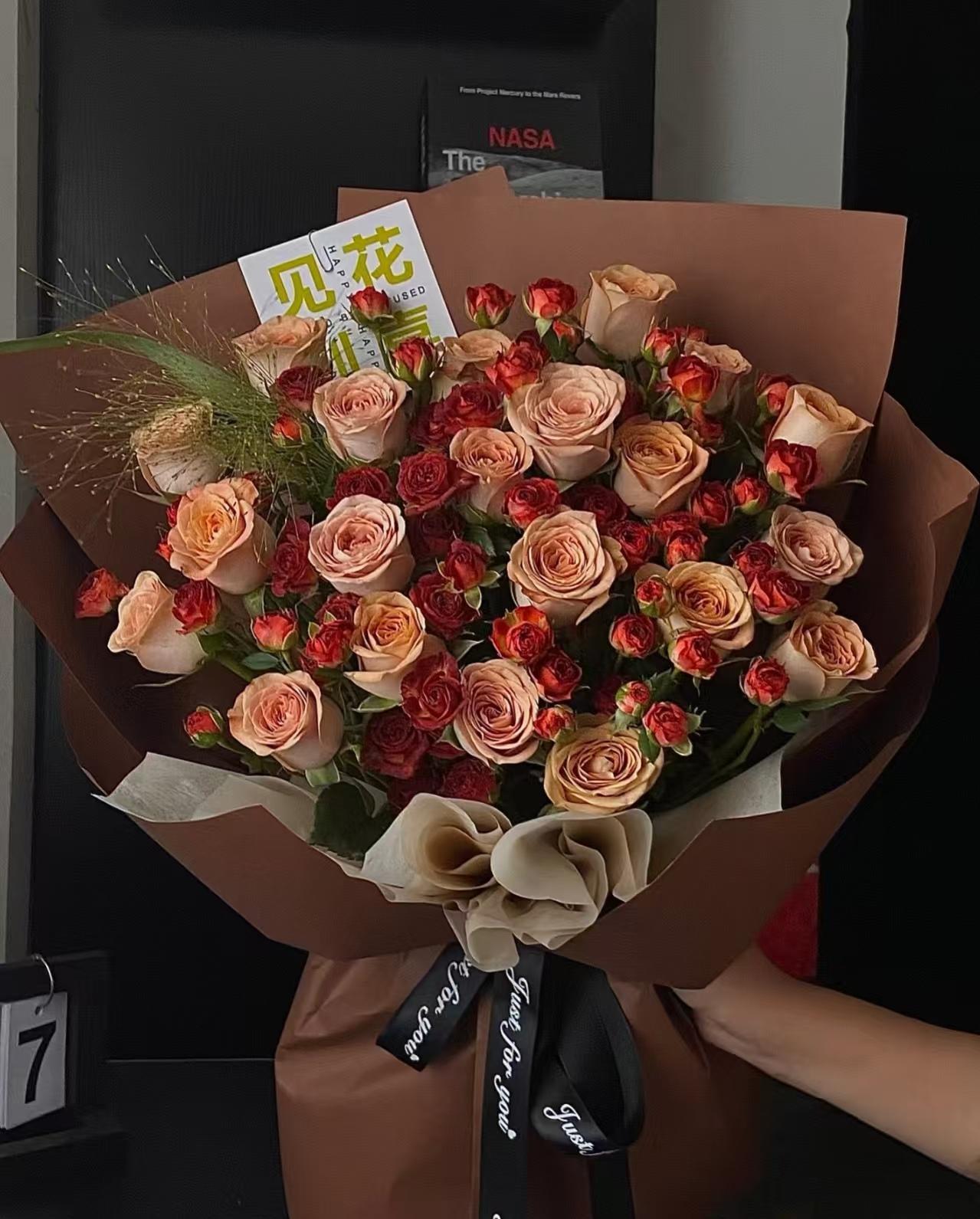 我眼中的加班文化
 
在我看来，加班文化并非单纯的努力奋斗，而是一种被默许的职场