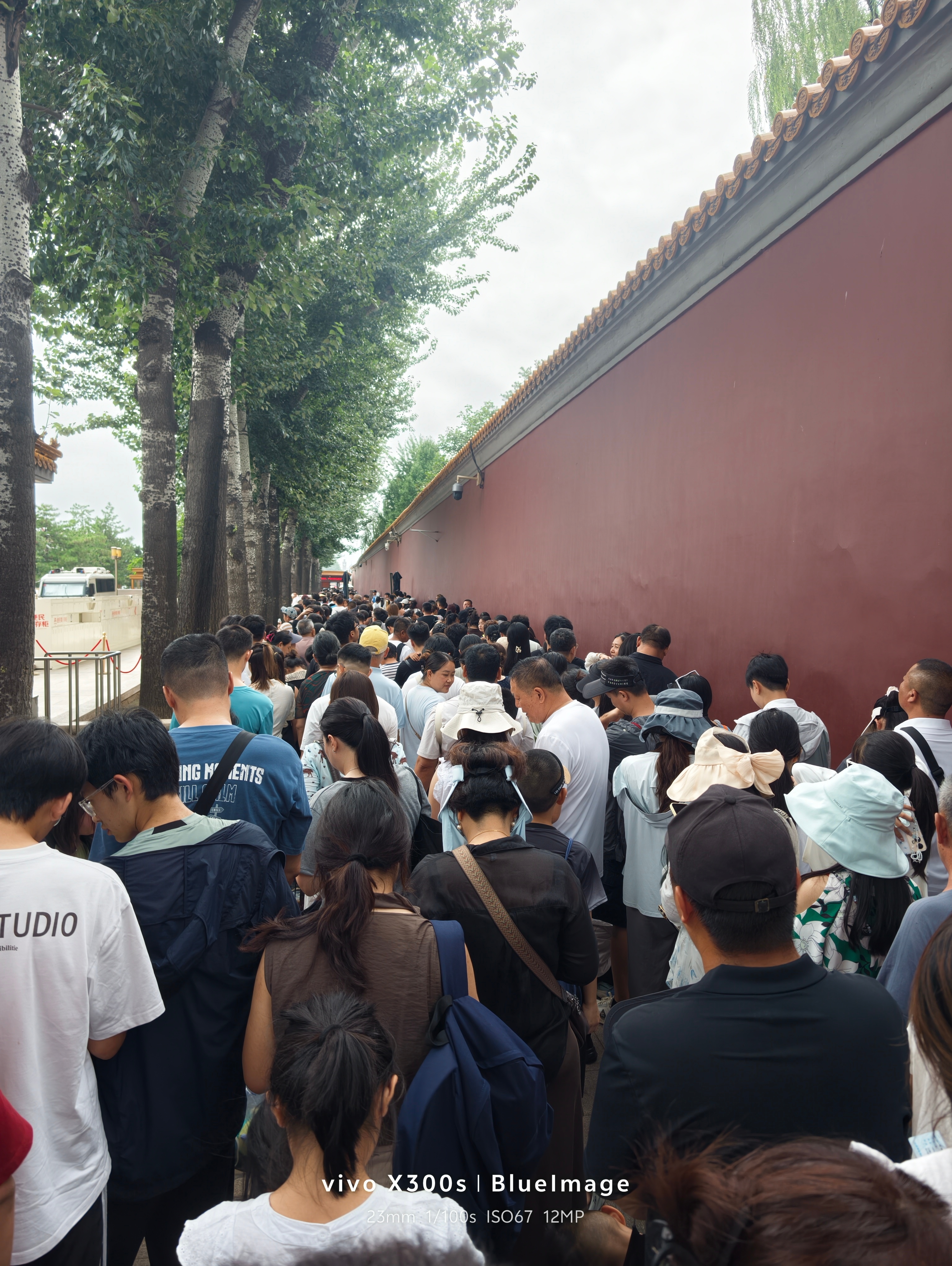 想象中的天安门：雄伟壮丽。现实中的天安门：前面大哥的后脑勺和30度的烈日 