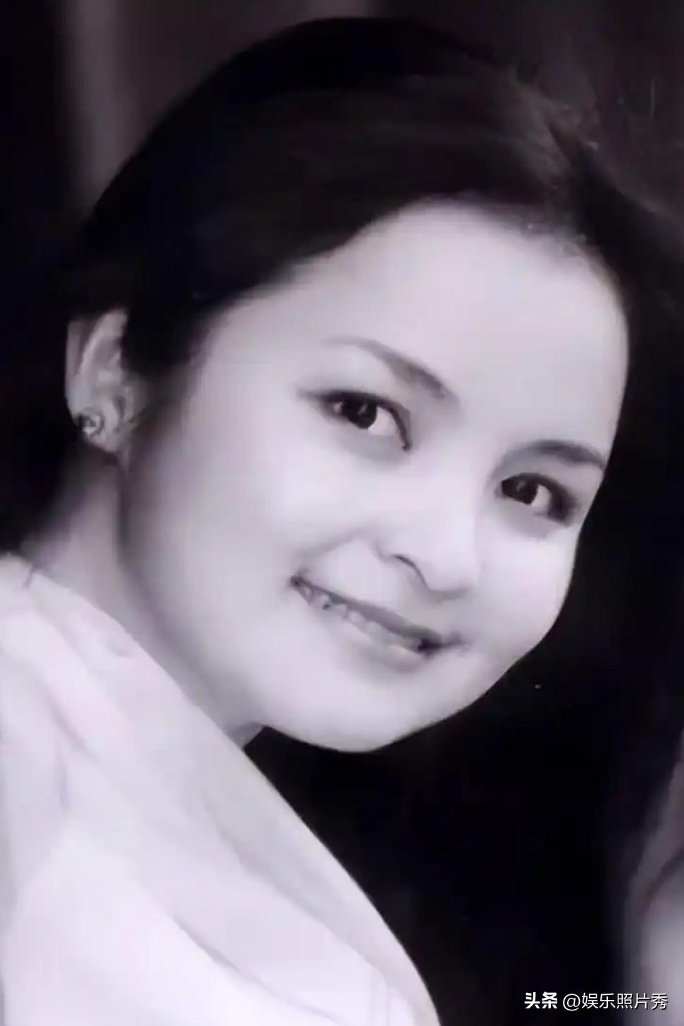 从小美到老，她的眼睛太漂亮了！唱的比宋祖英好听，长得比张也好看！

她披肩长发，
