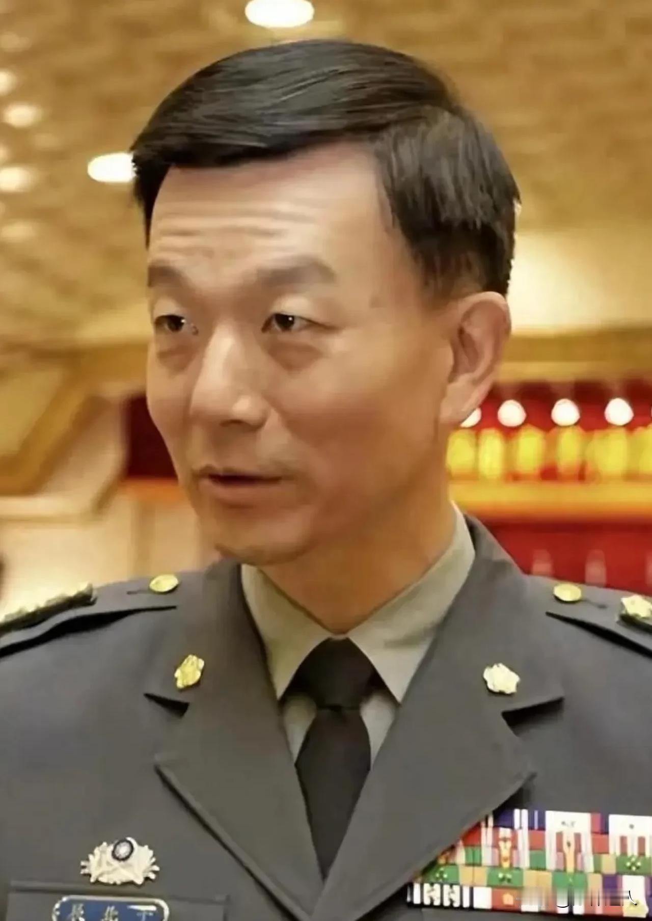 近期，台湾退役少将愚北辰（曾用名：于北辰）宣称：

1、广东人都穿不起西服和皮鞋