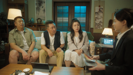 骗子假扮女儿献殷勤反被当保洁使唤笑不活， 大爷揣着明白装糊涂把骗子拿捏得死 死的