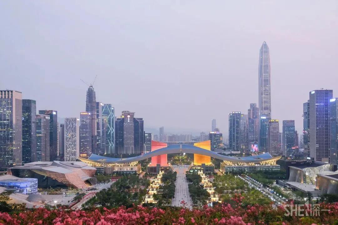 世界300m以上摩天楼最多的城市：

1.迪拜：19个
2.深圳：17个
3.纽