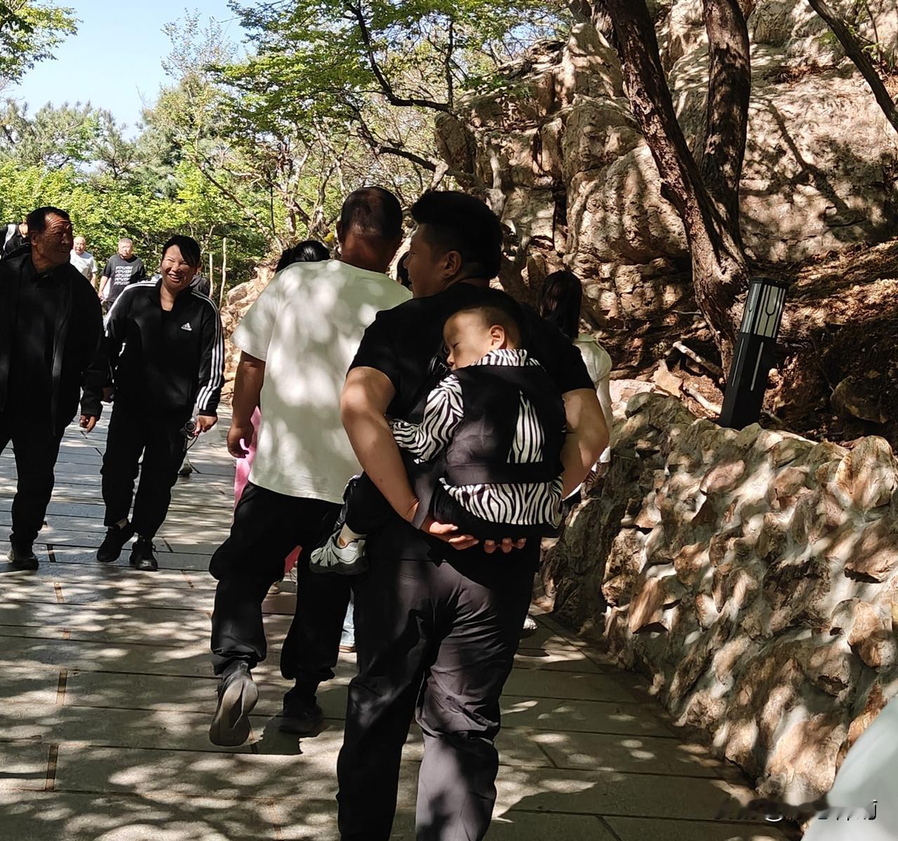 父爱无言，心安是家
 周日天气晴好，晨起登山散心。下山途中，偶遇一幕温暖画面：一