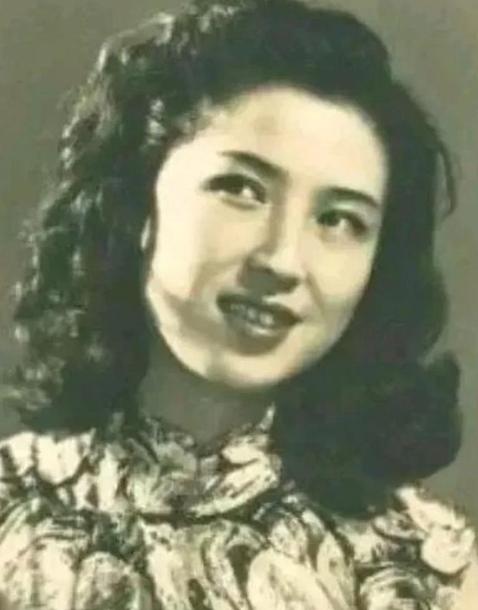1936年，香港，一场欢愉后，一男子抚着余婉君的酥胸，眼神闪烁：“你丈夫不是王亚