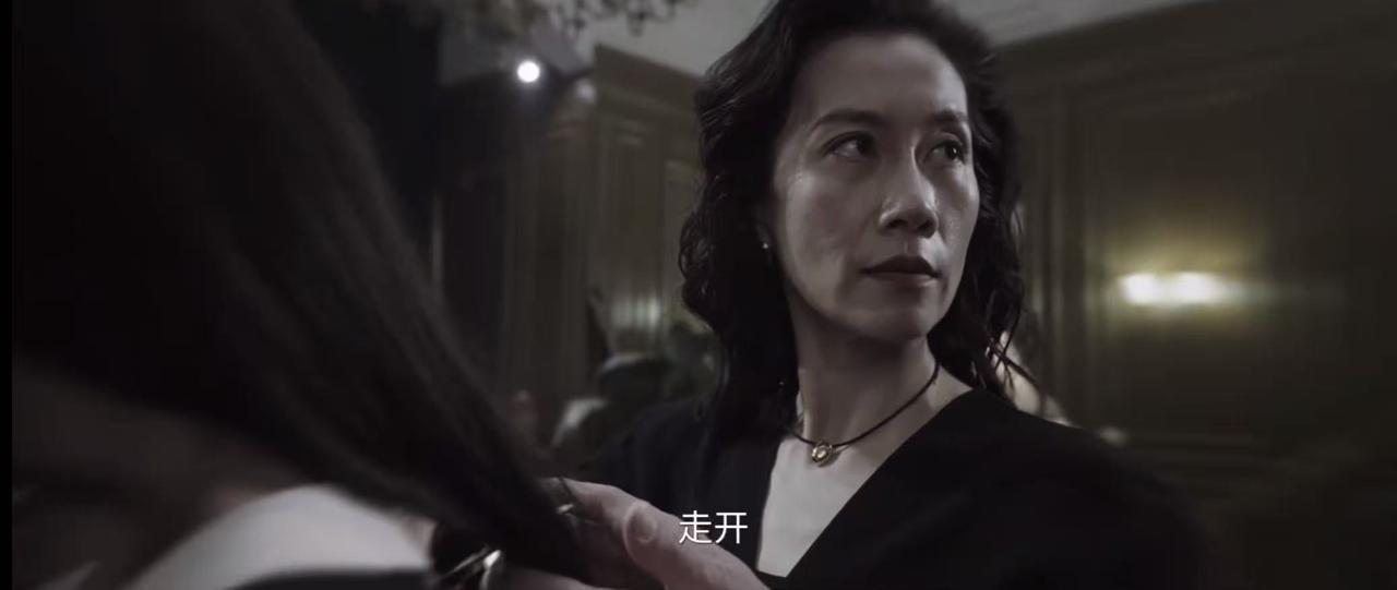 温峥嵘在《迷墙》里面演的那个妈，真的足够吓人啊！

女儿和爸爸在吃面包呢。

这