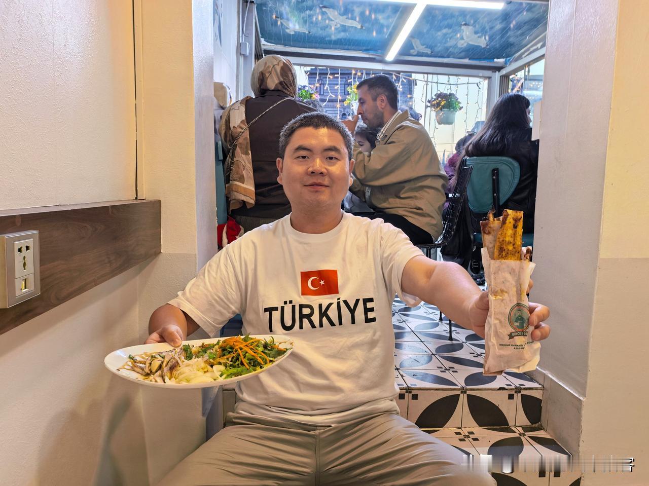 傍晚，在伊斯坦布尔市区，发现一家特色的鱼肉卷饼店。这里位于加拉塔大桥北端，开始营