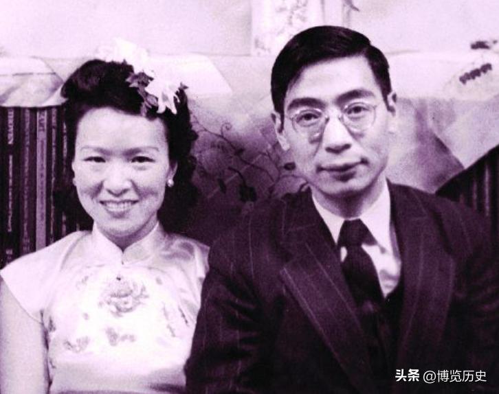 2007年，钱学森96岁大寿之际，寿宴现场高朋满座，突然钱学森看见一个满头白发的